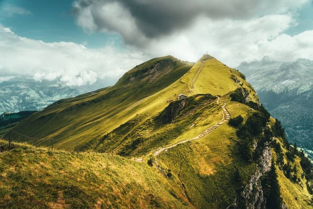 Discover the Beauty of Hanthana: Hiking, Nature, and Relaxation in Sri Lanka